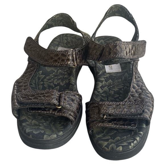 Green and Black Sandals with Stylish Design - Picture 1 of 8